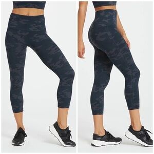 SPANX Look at Me Now Seamless Cropped Leggings in Black Camo